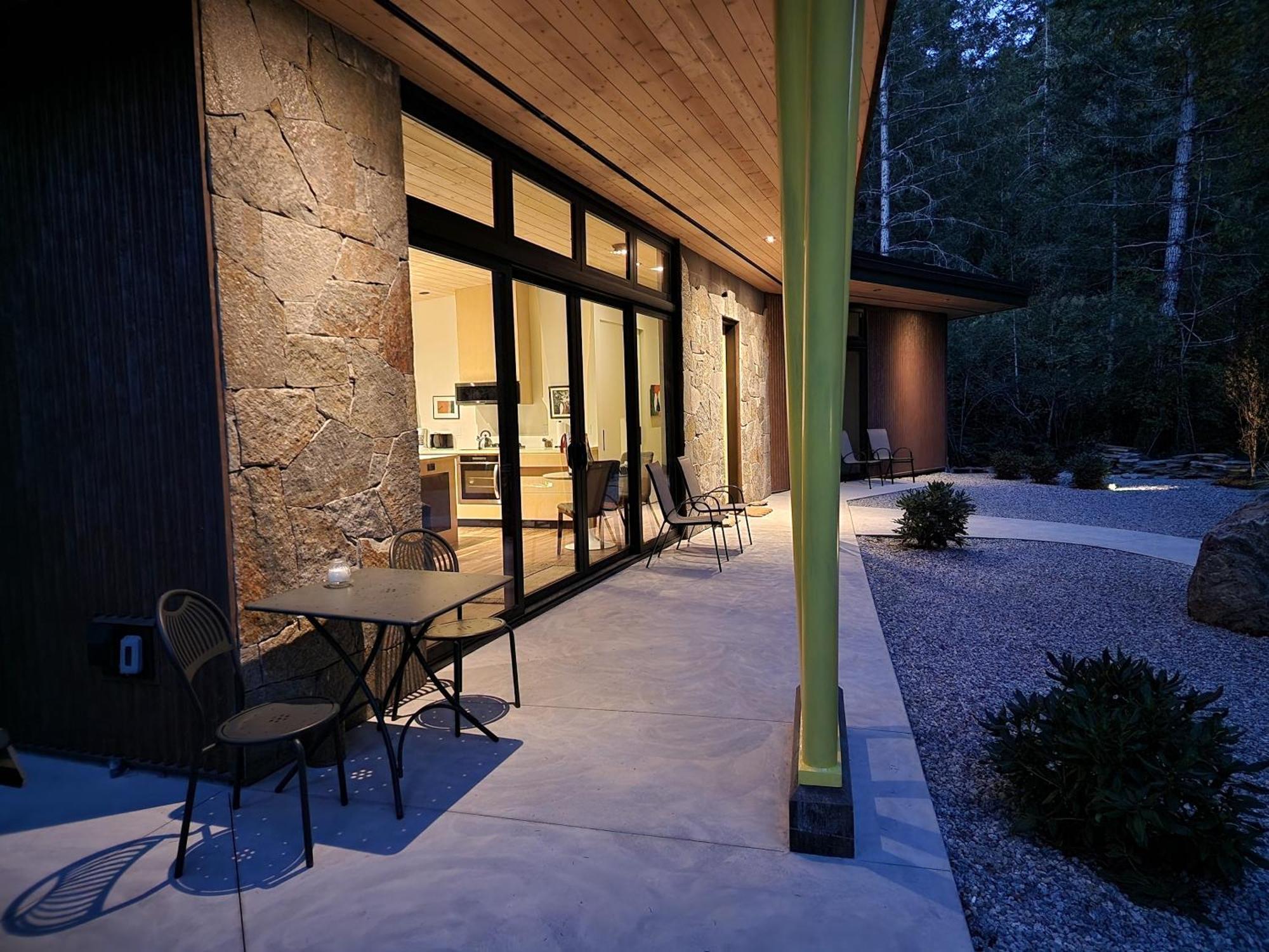 The Shed At Moon Dance Hotel Madeira Park Exterior foto